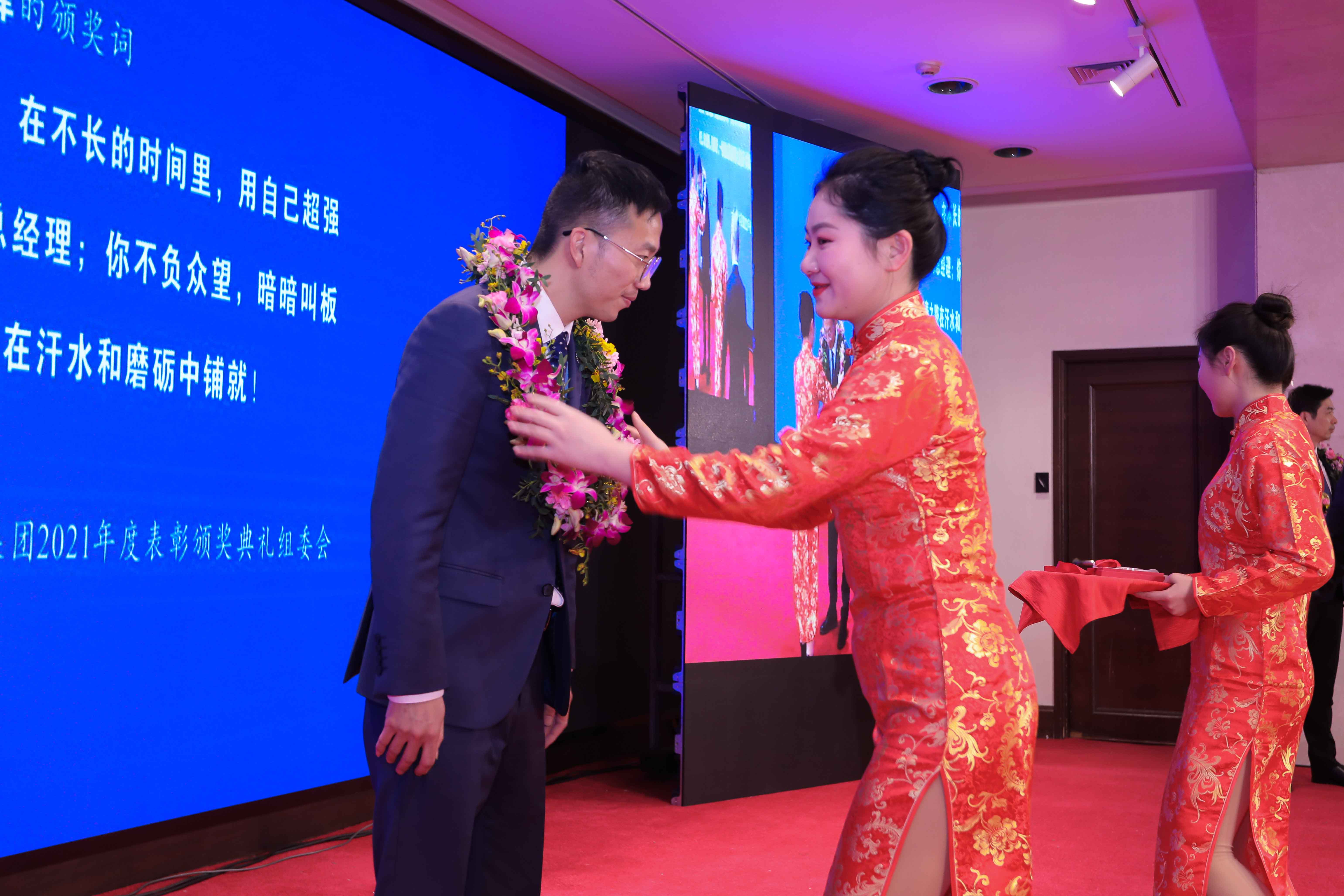 李咏水董事长颁授2021年度“海洋之神590功勋金质奖章”_海洋之神590