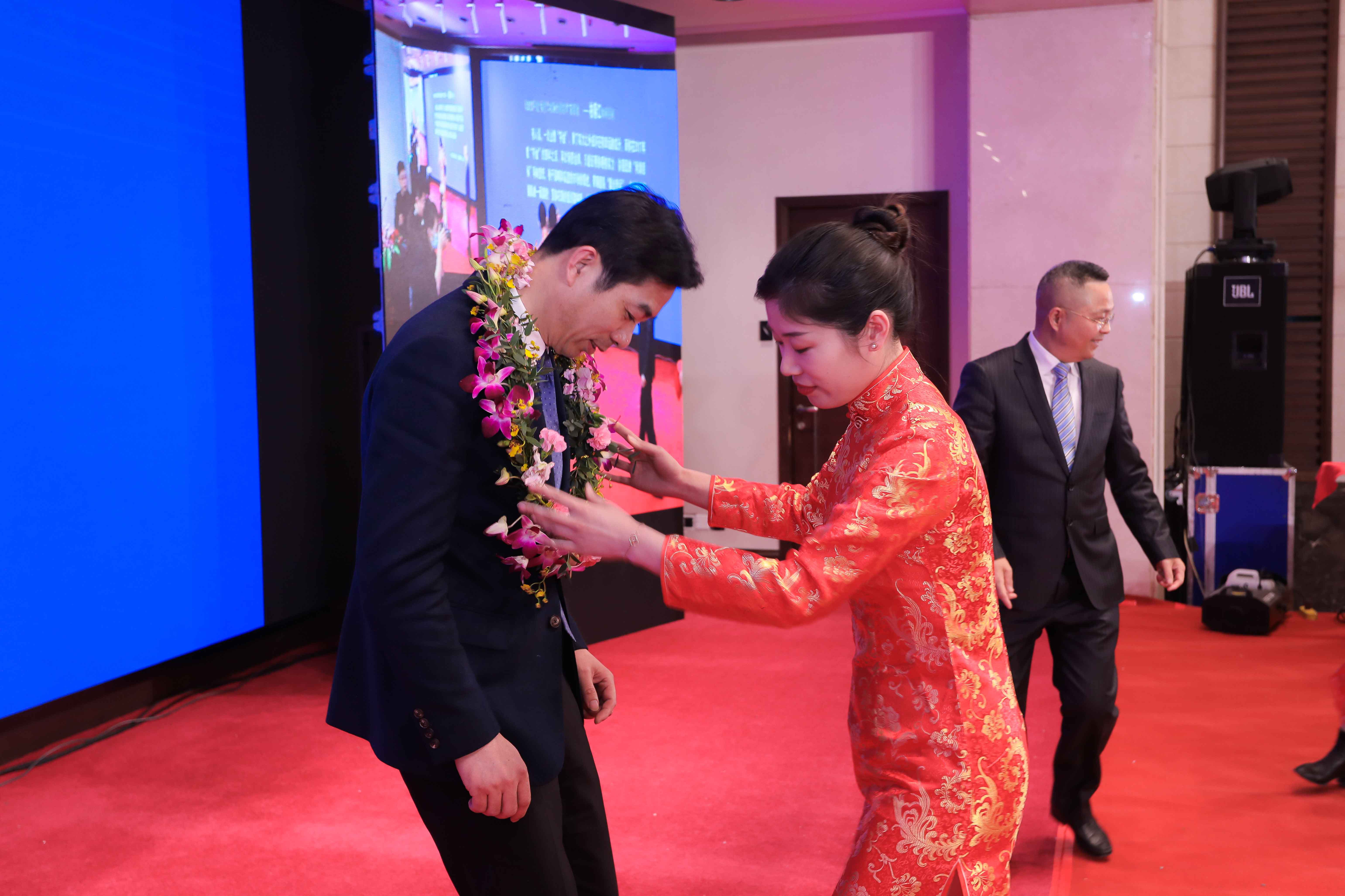 李咏水董事长颁授2021年度“海洋之神590功勋金质奖章”_海洋之神590